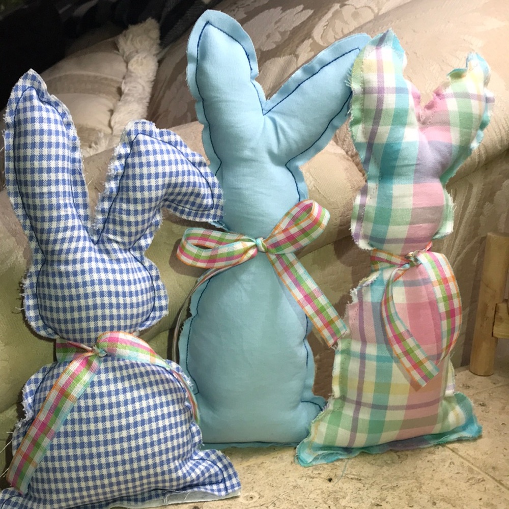 🎉🎉🎉 CLOSET CKEAR OUT 🎉🎉🎉Farmhouse Bunnies (Set of 3)